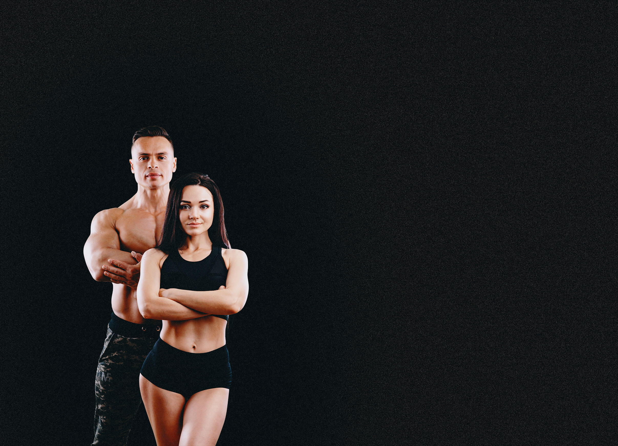 Ein durchtrainiertes Traininspaar in lockerer Haltung