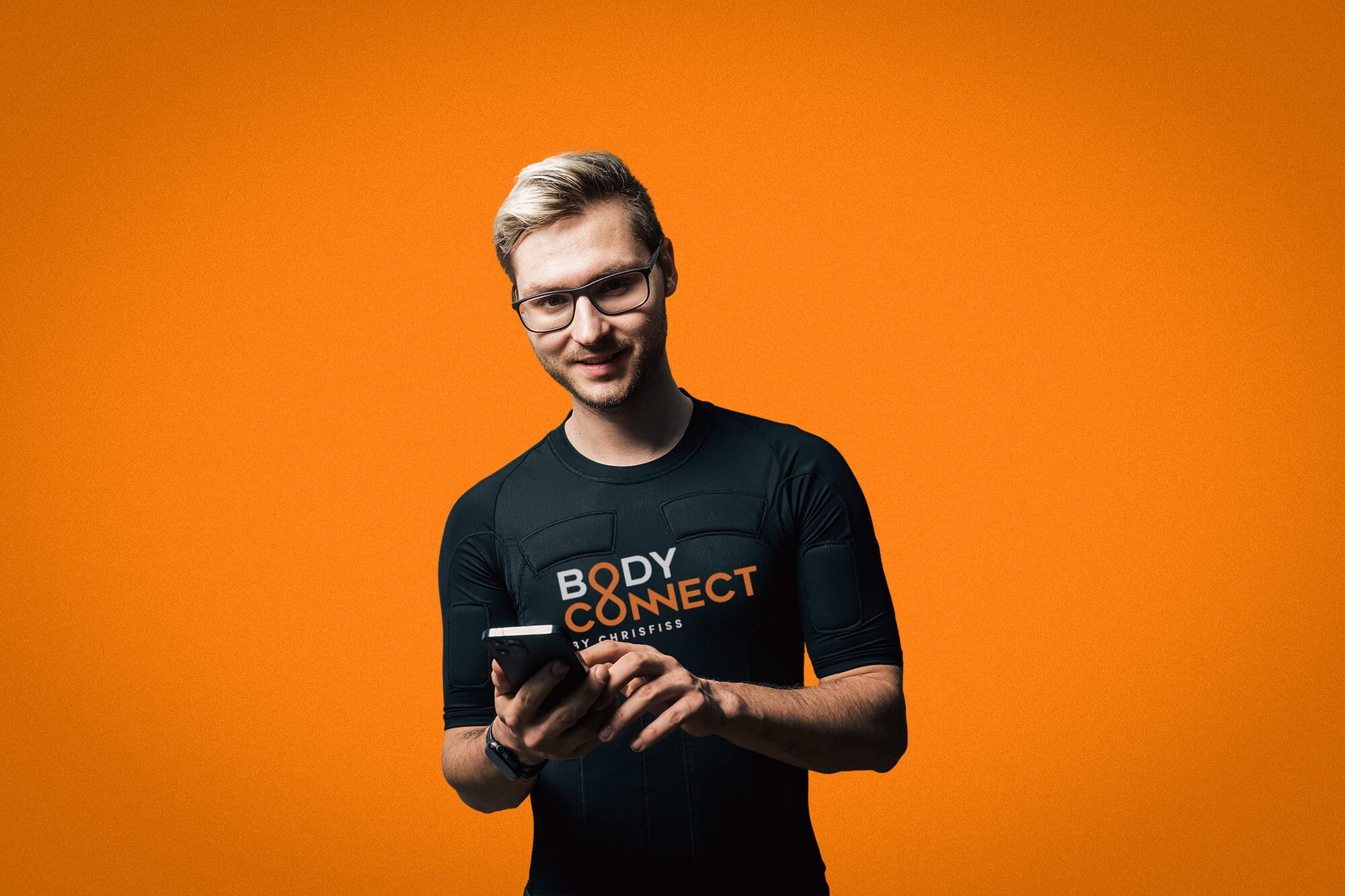 Ein Mann der einen BodyConnect Anzug trägt